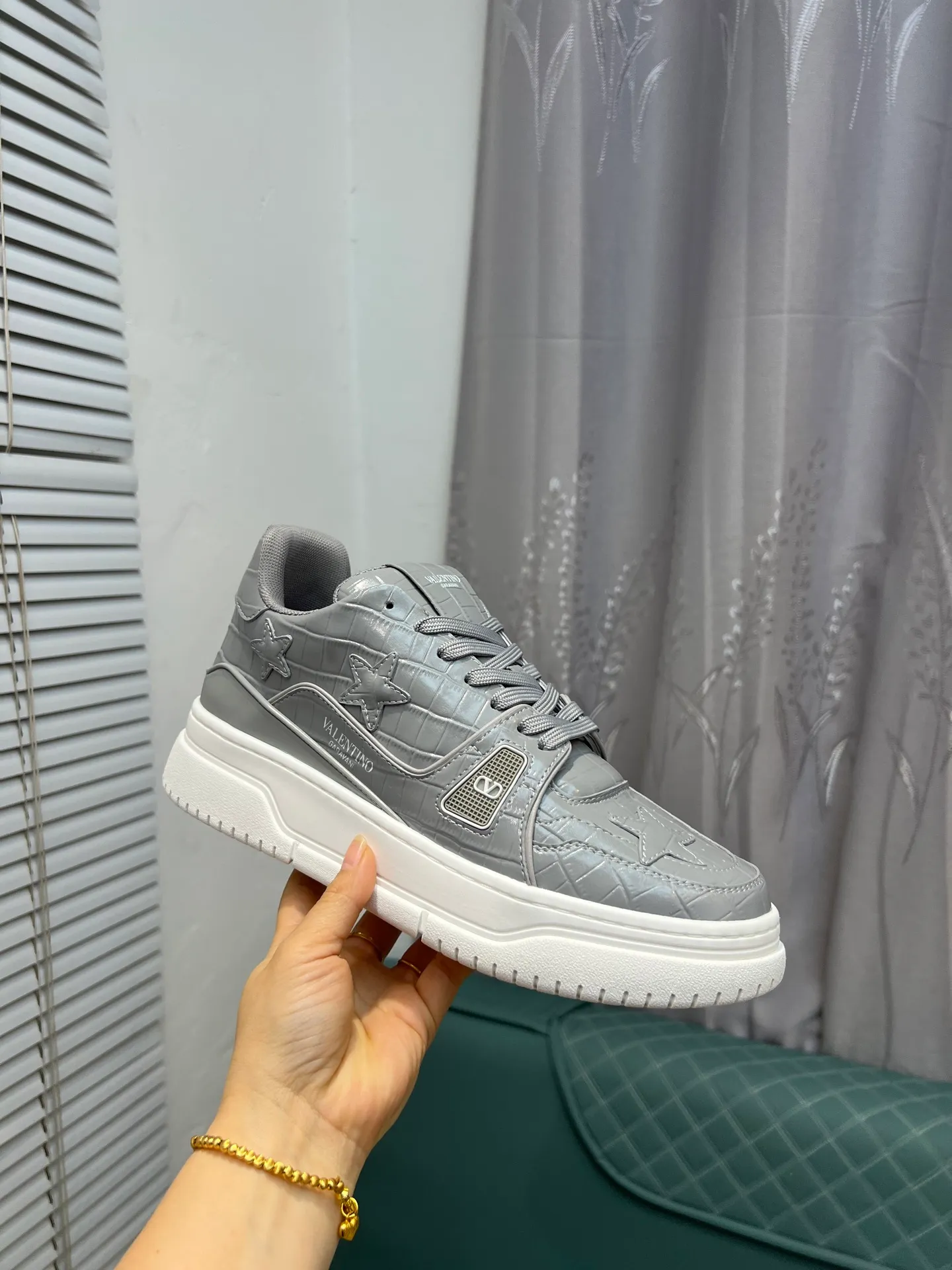 Men's Men's Shoes 💰660 Valentino 2023 early autumn new star shoes are now online! Wang Hedi and Ren Jialun have been worn by many celebrities. Who can refuse the same couple shoes as Wang Hedi! The design of Stars Stab My Heart is cool and spicy. The material of the shoes is cowhide, and every color is beautiful! Size 35-40, men’s size 39-44 (women’s 41, men’s 38, 45🉑️customized)